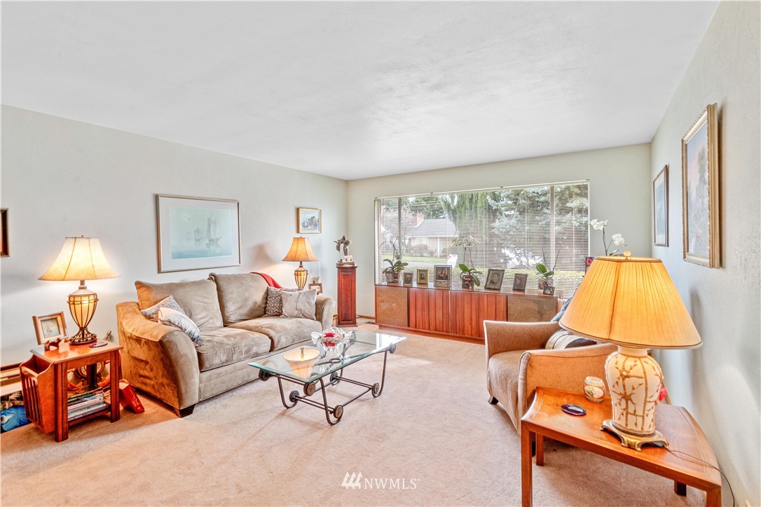 1710 Southwest Gails Avenue Chehalis, WA 98532 - Photo 9 of 24 a living room with furniture and a lamp