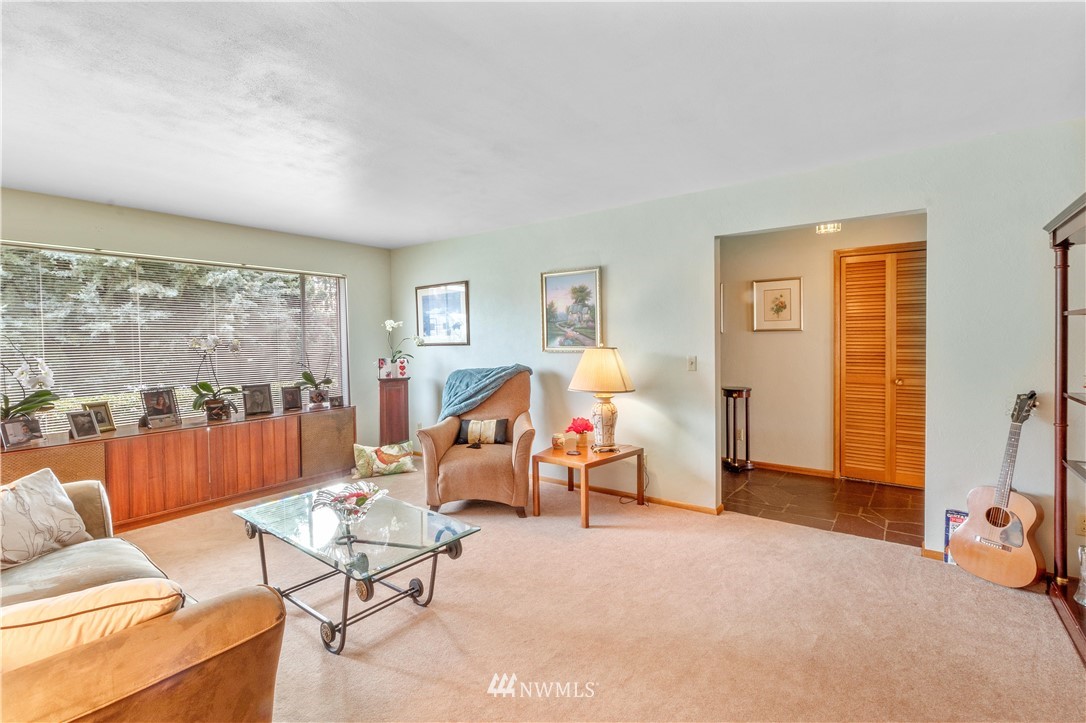 1710 Southwest Gails Avenue Chehalis, WA 98532 - Photo 10 of 24 a living room with furniture and a large window