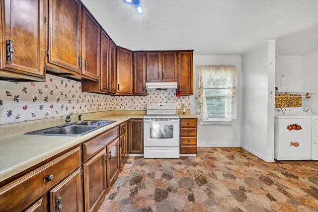 a view of entryway with a front door