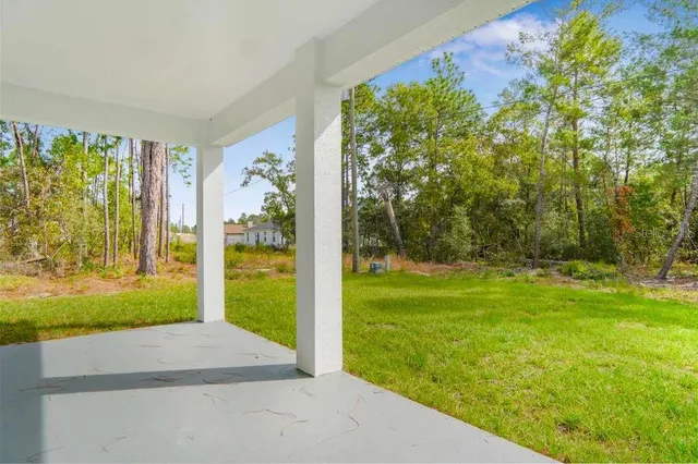 a view of a house with backyard