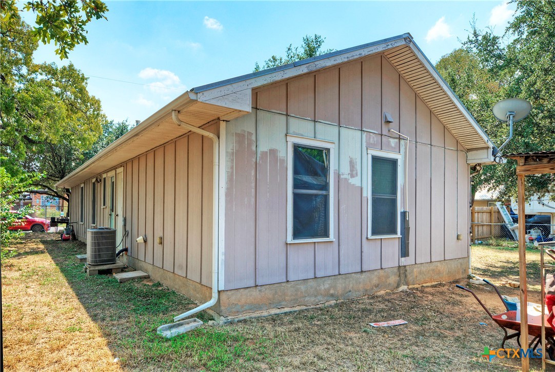604 Vargas Road Austin, TX 78741 - Photo 6 of 25 a view of a house with backyard and garden