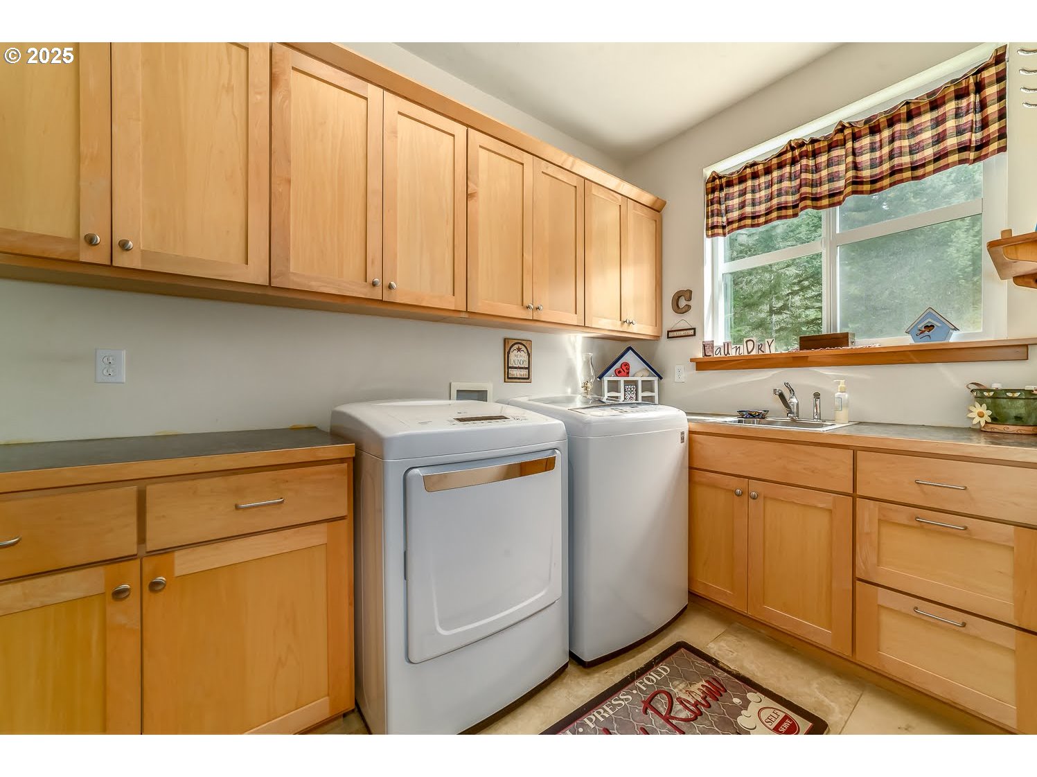 21626 Glaze Road Noti, OR 97461 - Photo 12 of 43 a utility room with sink dryer and washer