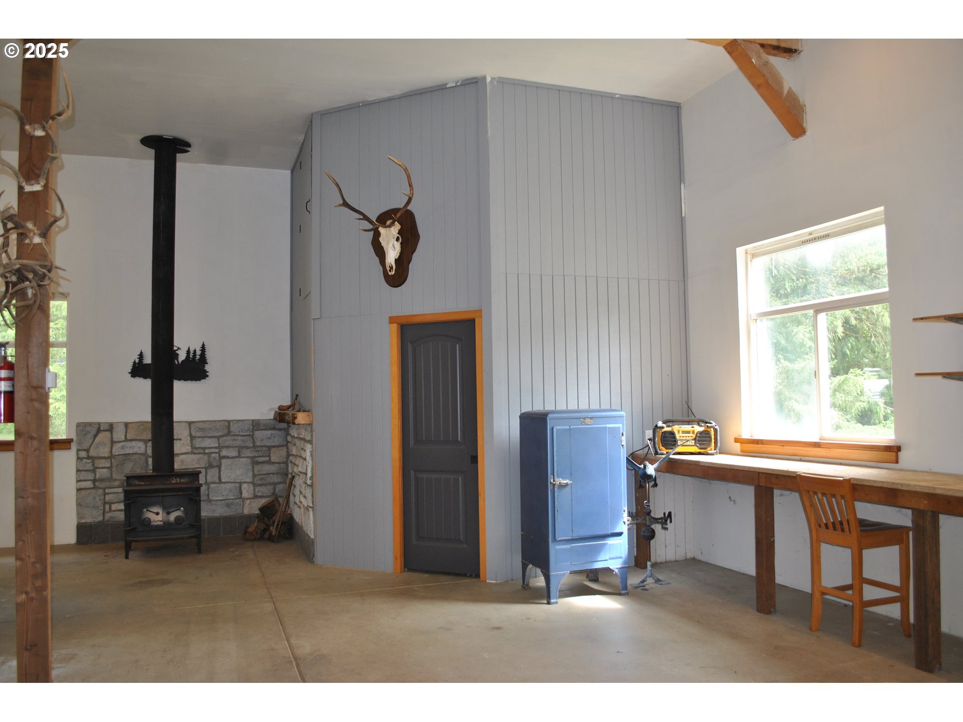 21626 Glaze Road Noti, OR 97461 - Photo 35 of 43 a room with furniture and a window