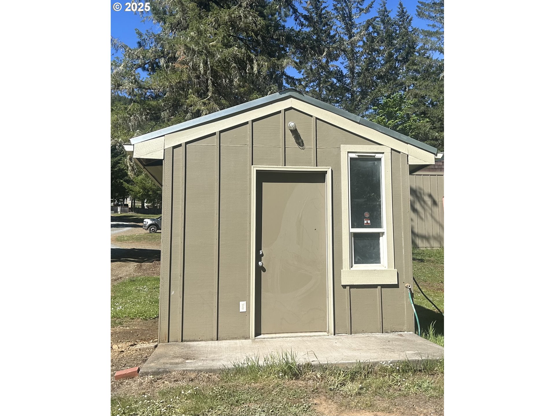 21626 Glaze Road Noti, OR 97461 - Photo 39 of 43 a view of a house with a yard