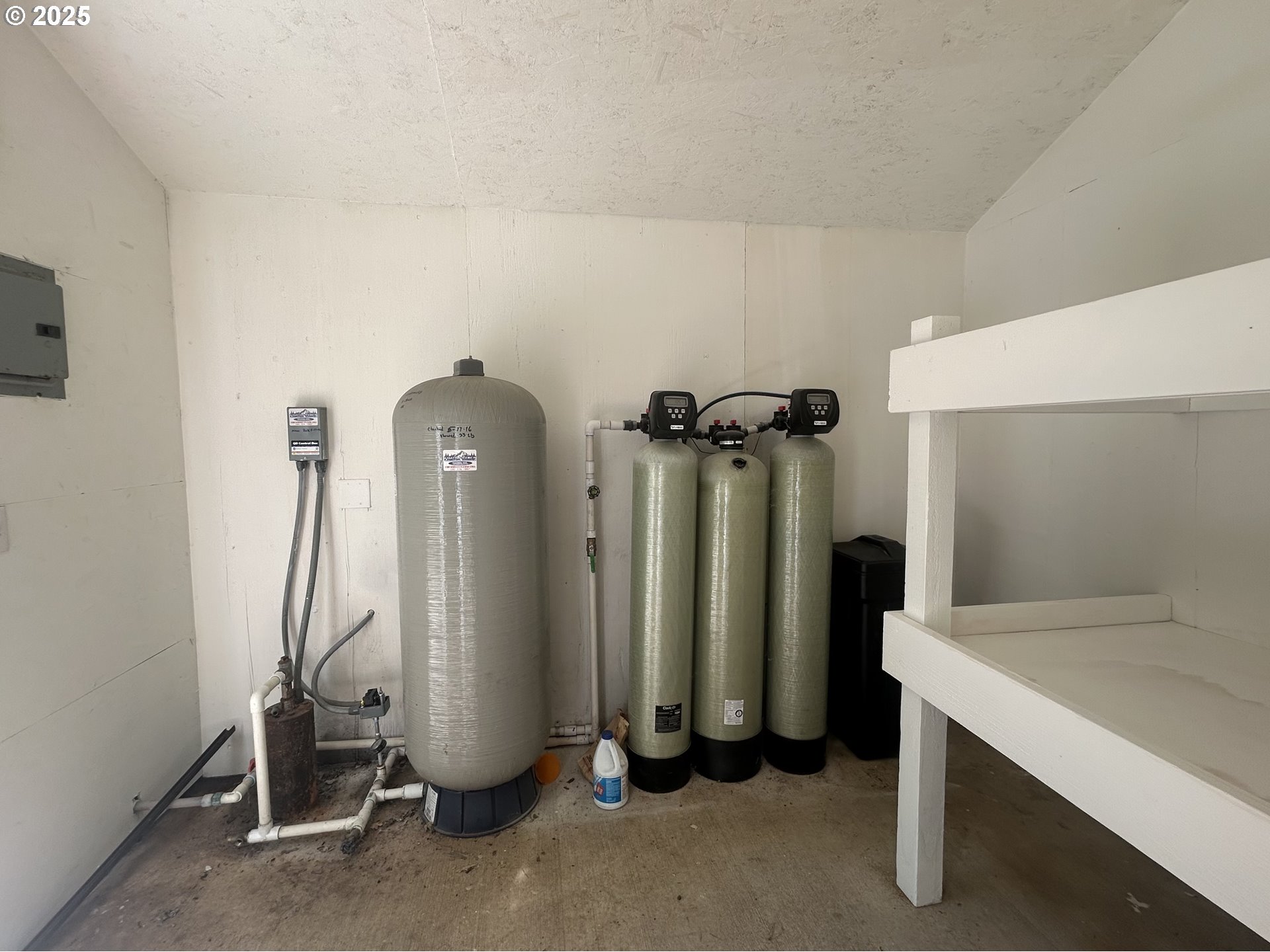 21626 Glaze Road Noti, OR 97461 - Photo 40 of 43 a view of a room with gym equipment