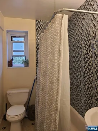 $2,000 | 2215 North Central Road, Unit 5A, Fort Lee, NJ 07024
