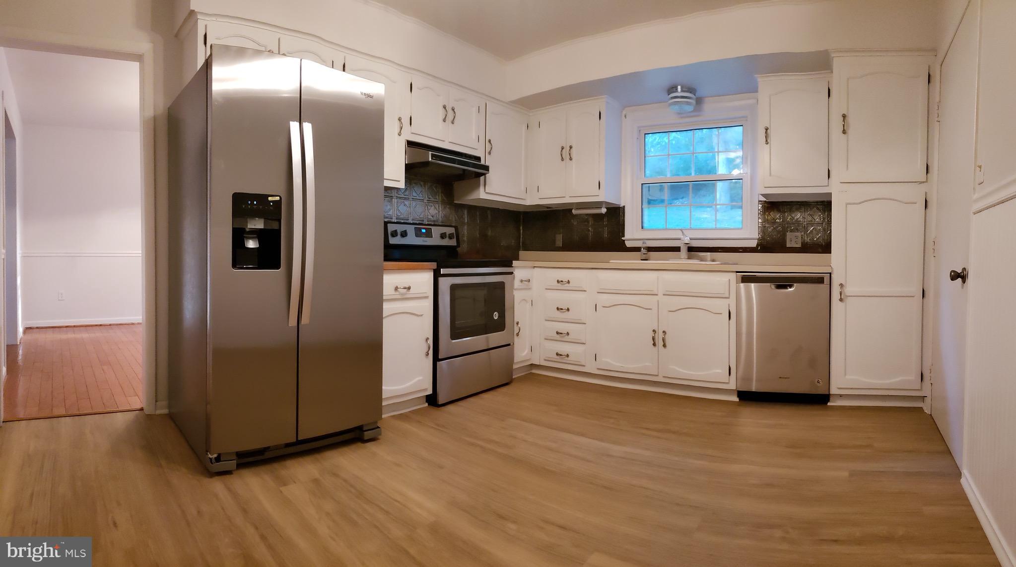 6608 Kelly Road Warrenton, VA 20187 - Photo 14 of 28 Kitchen with new floor and appliances