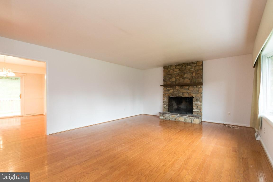 6608 Kelly Road Warrenton, VA 20187 - Photo 7 of 28 Living Room