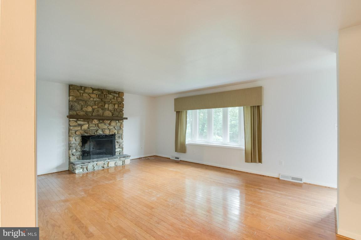 6608 Kelly Road Warrenton, VA 20187 - Photo 10 of 28 Living Room