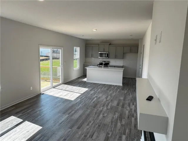 $2,699 | 19611 West 201st Street, Spring Hill, KS 66083