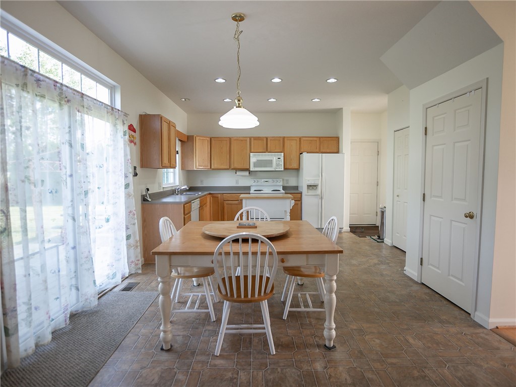 616 Maris Run Webster, NY 14580 - Photo 10 of 29 Spacious Kitchen