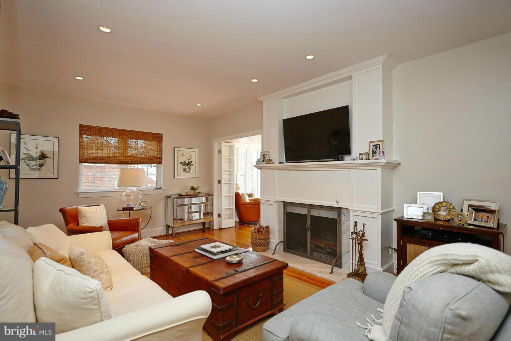 3830 Chesterbrook Road Arlington, VA 22207 - Photo 5 of 23 Living Room