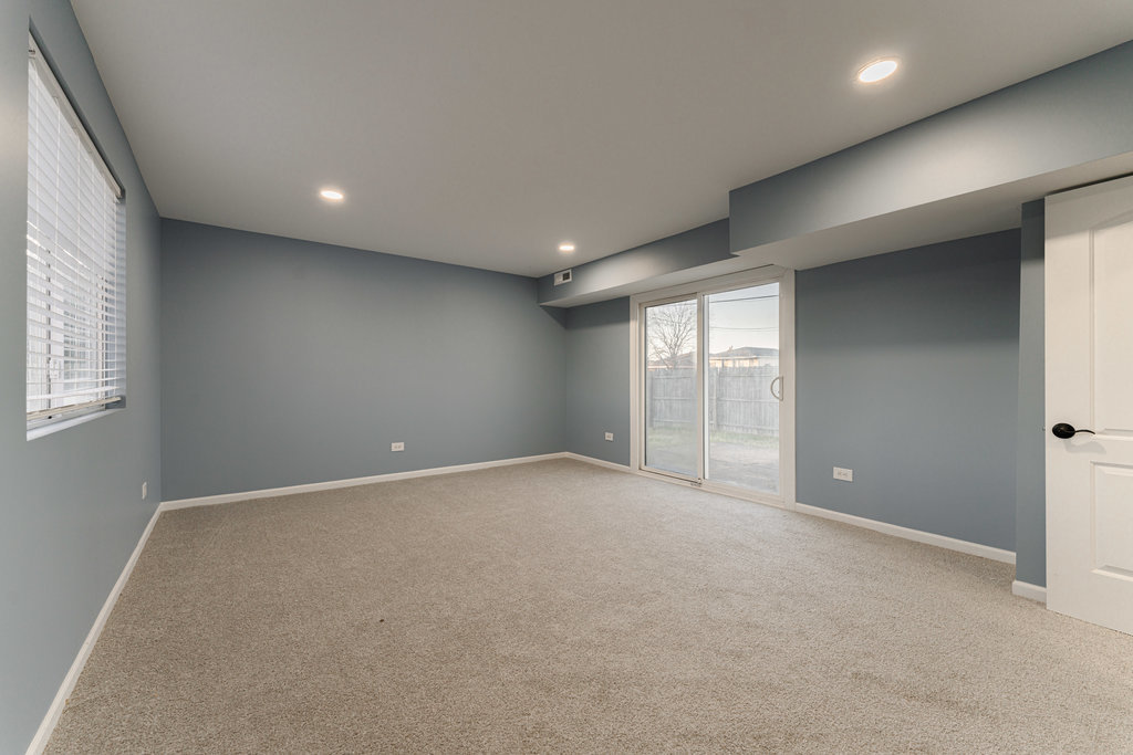 4841 West 119th Street Alsip, IL 60803 - Photo 12 of 33 an empty room with windows and closet
