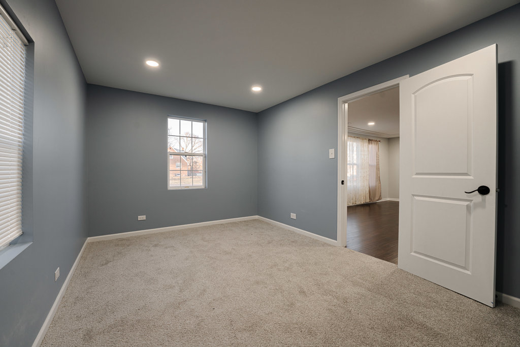4841 West 119th Street Alsip, IL 60803 - Photo 13 of 33 a view of an empty room with a window