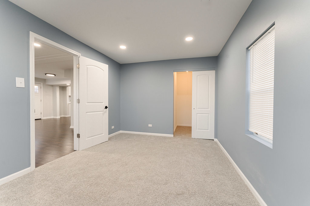 4841 West 119th Street Alsip, IL 60803 - Photo 14 of 33 en empty room with windows and closet