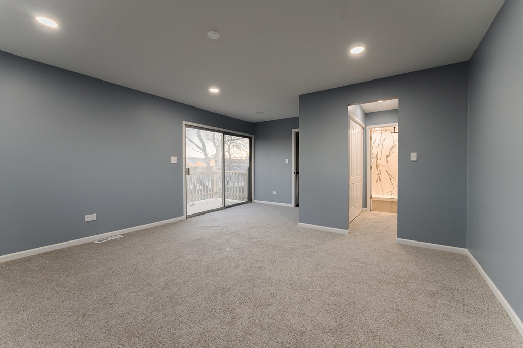 4841 West 119th Street Alsip, IL 60803 - Photo 17 of 33 an empty room with windows and closet