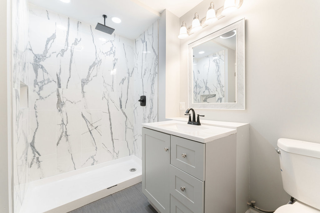 4841 West 119th Street Alsip, IL 60803 - Photo 20 of 33 a bathroom with a granite countertop sink a toilet and a bathtub