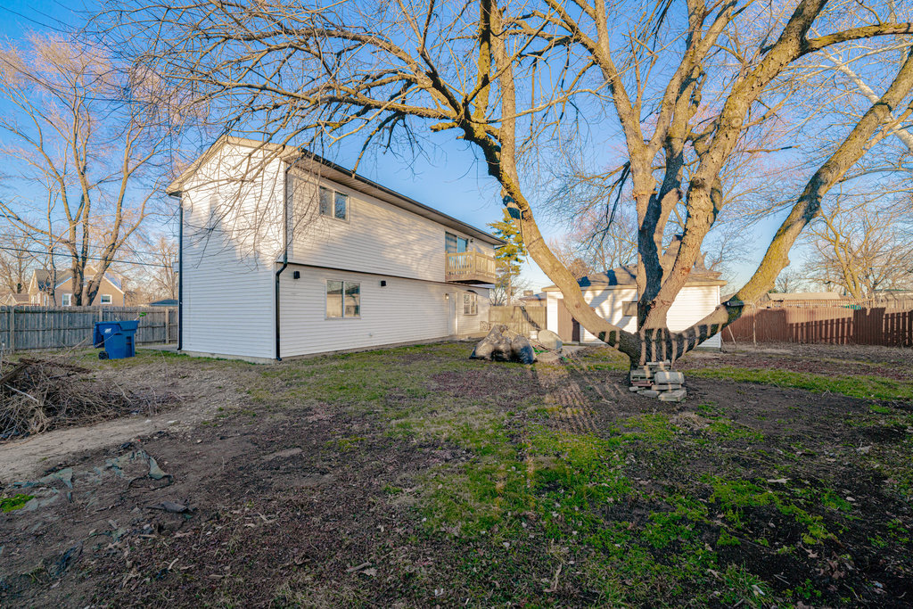 4841 West 119th Street Alsip, IL 60803 - Photo 24 of 33 a backyard of a house with lots of green space