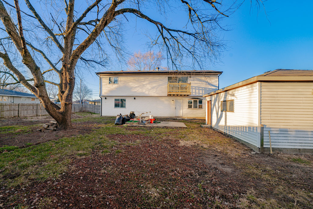 4841 West 119th Street Alsip, IL 60803 - Photo 25 of 33 a view of a back yard of the house