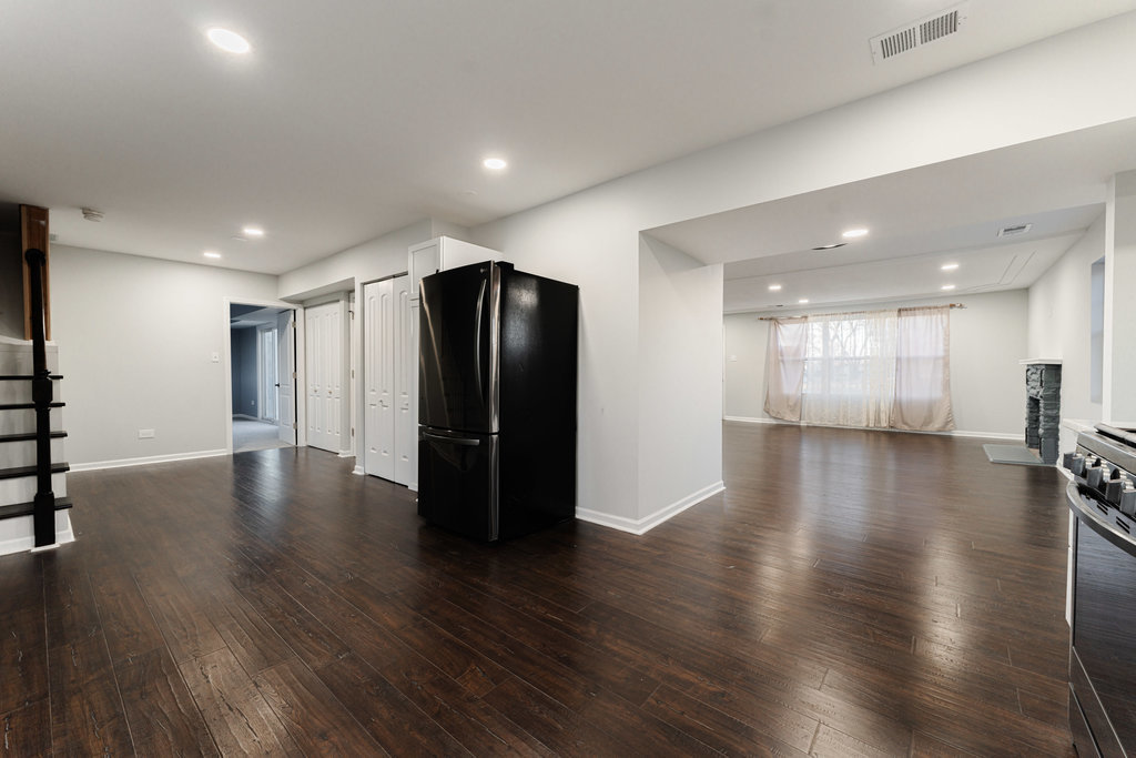 4841 West 119th Street Alsip, IL 60803 - Photo 8 of 33 a view of a livingroom with wooden floor