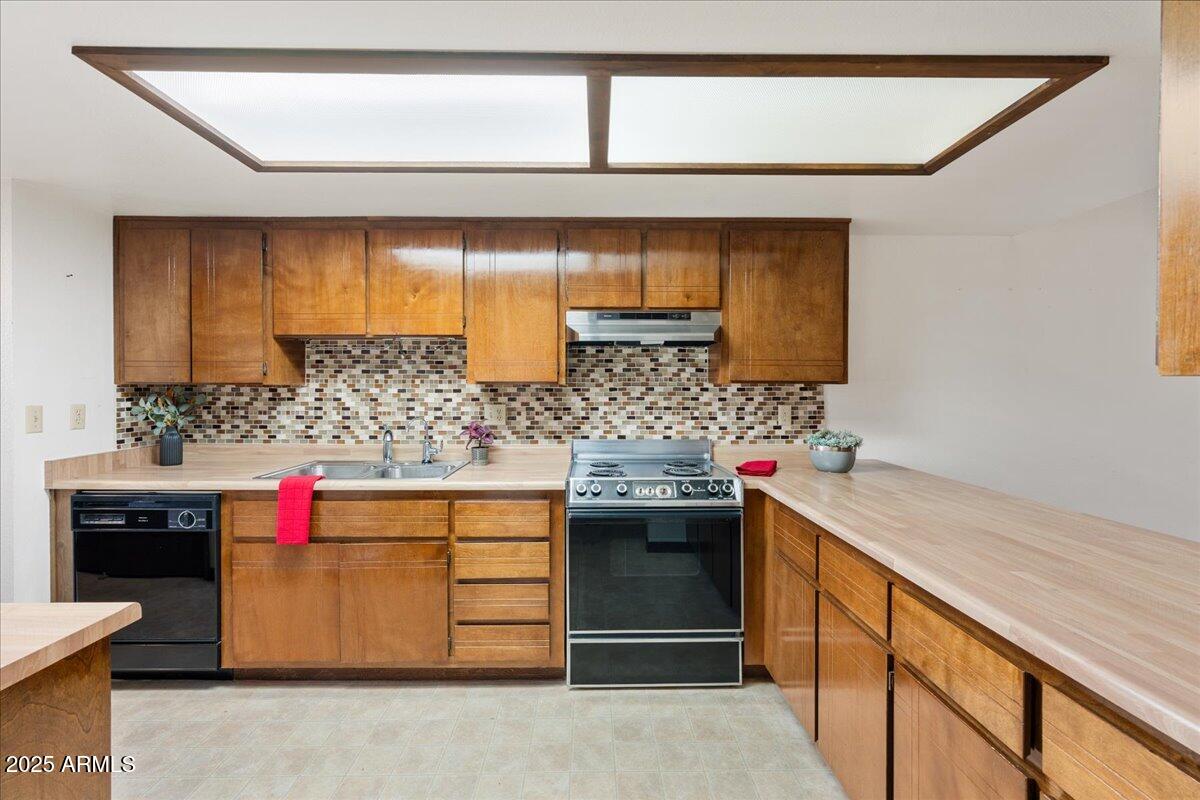 130 Castle Rock Road, Unit 83 Sedona, AZ 86351 - Photo 11 of 32 a kitchen with stainless steel appliances granite countertop a sink stove and cabinets