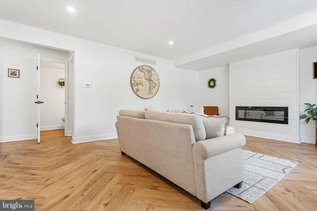 $5,000 | 15162 Wayside Road, Philadelphia, PA 19116