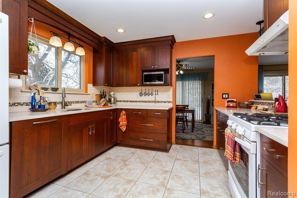 573 Lockmoore Court Rochester Hills, MI 48307 - Photo 14 of 59