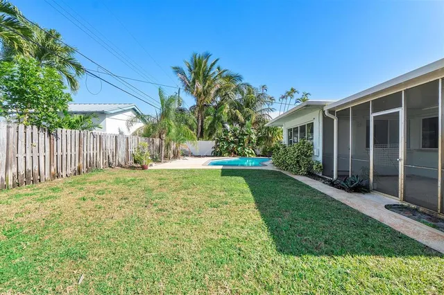 a view of a house with backyard and a garden