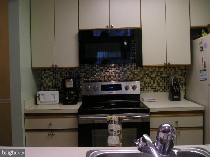 13703 Modrad Way, Unit 9B21 Silver Spring, MD 20904 - Photo 2 of 21 Kitchen