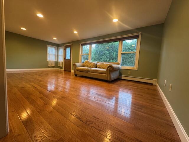 #4- Bright front livingroom with hardwoo