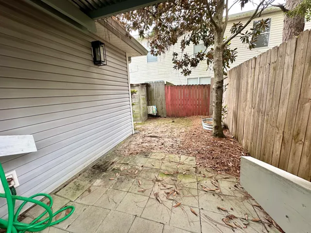 a view of a backyard