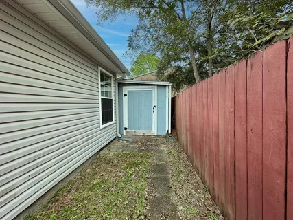 a view of a backyard with pathway