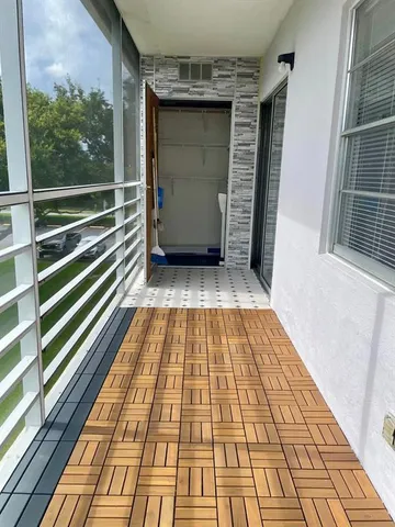 a room with lots of people