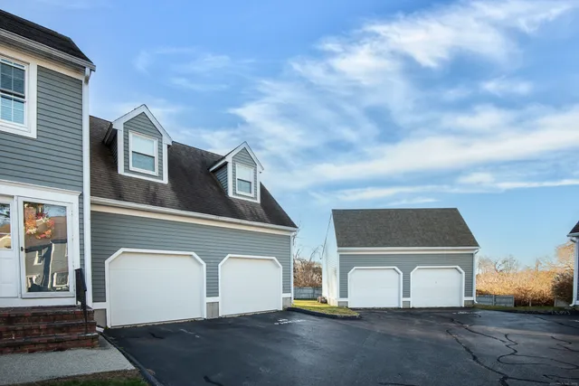 $275,000 | 611 Ocean Avenue, Unit E5, New London, CT 06320