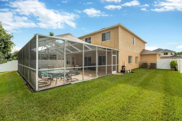 a view of a house with backyard and garden