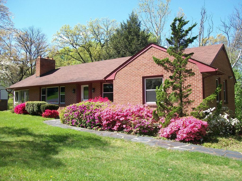 3221 Mud Lick Road Southwest Roanoke, VA 24018 - Photo 1 of 35 1