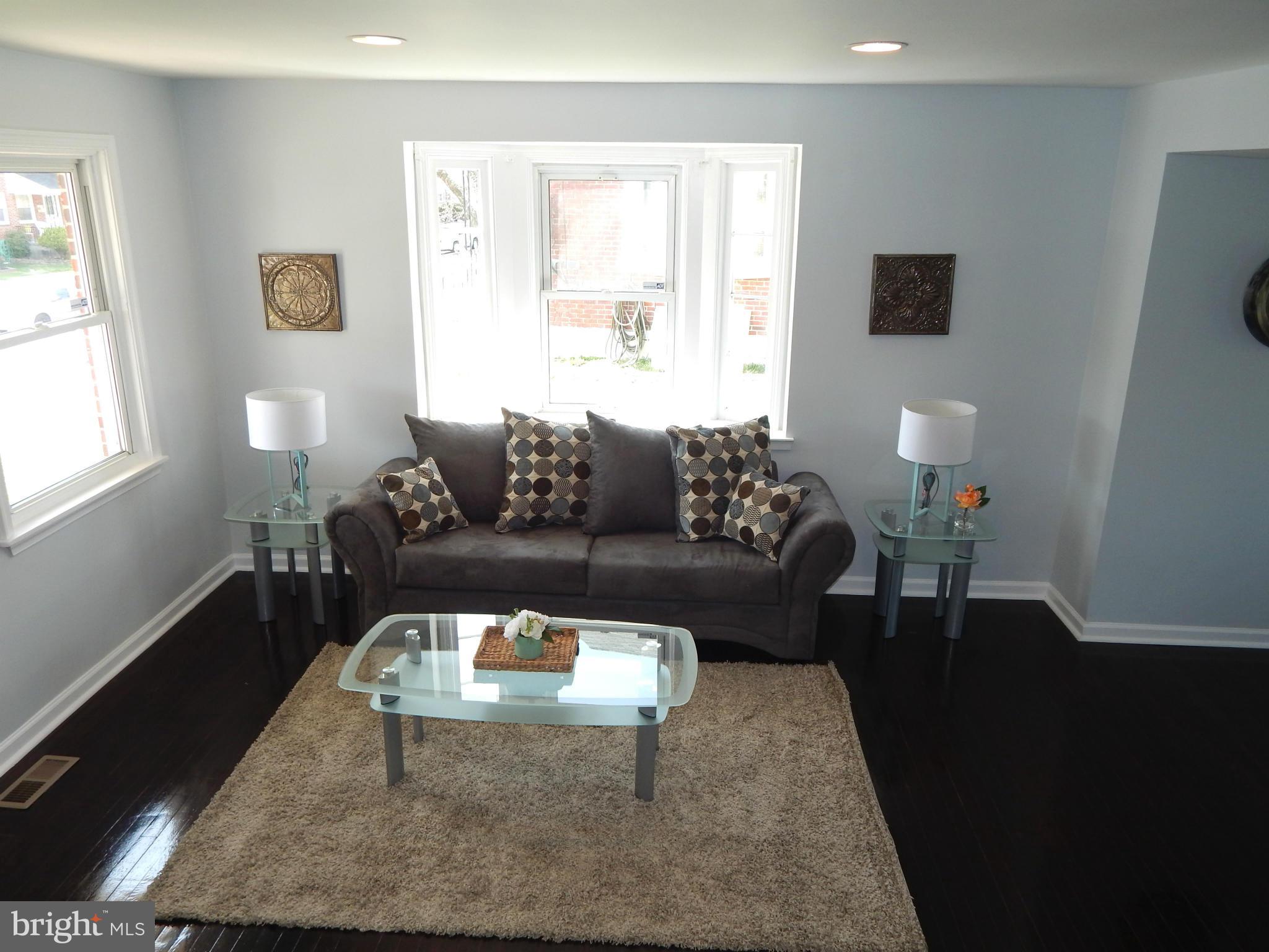 1640 Gleneagle Road Baltimore, MD 21239 - Photo 3 of 28 Living Room