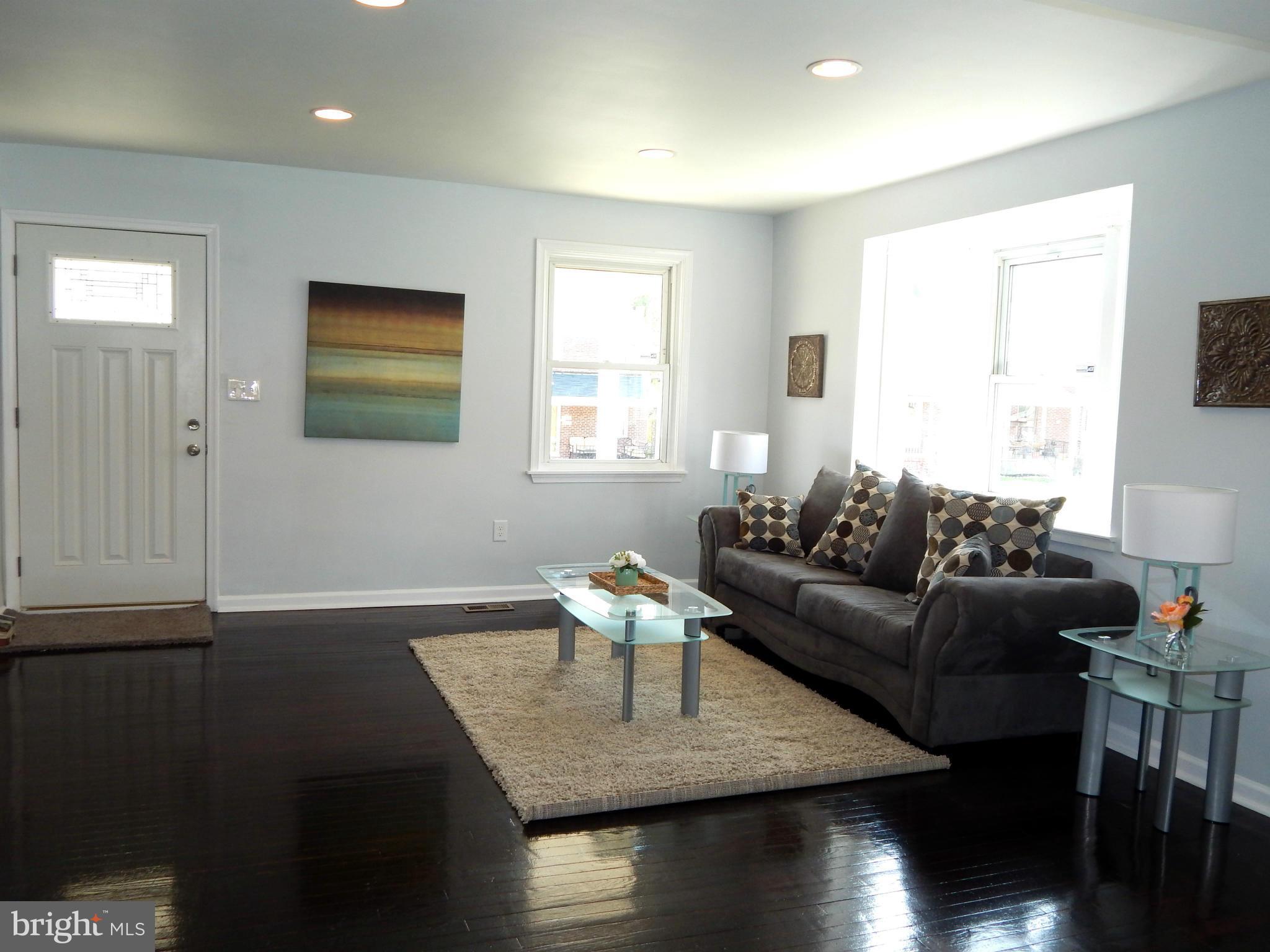1640 Gleneagle Road Baltimore, MD 21239 - Photo 4 of 28 Living Room