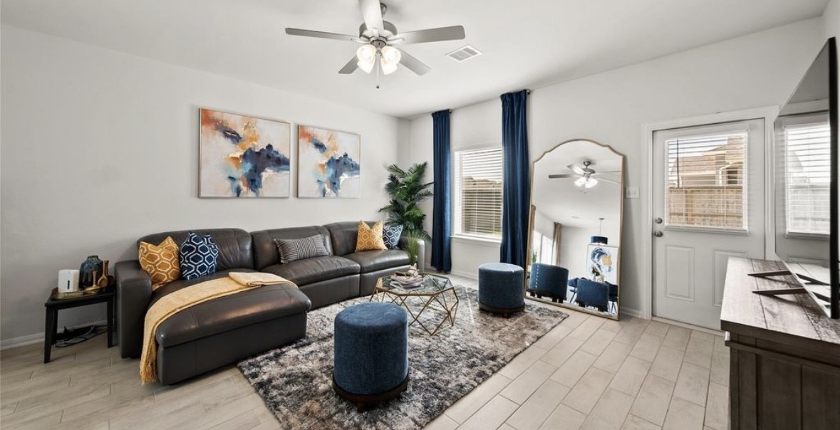 1326 Ponderosa Pne Drive Rosharon, TX 77583 - Photo 7 of 14 a living room with furniture