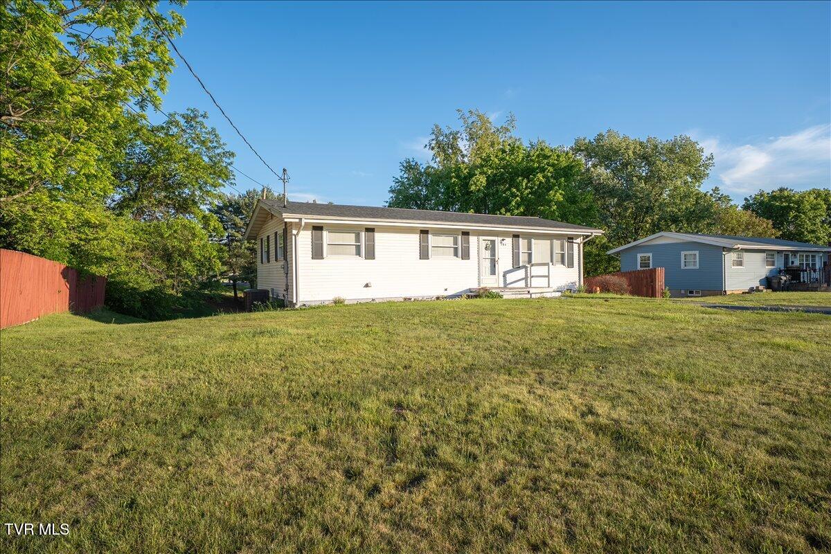 203 Hemlock Road Bristol, TN 37620 - Photo 2 of 34 02-DSC07525-HDR