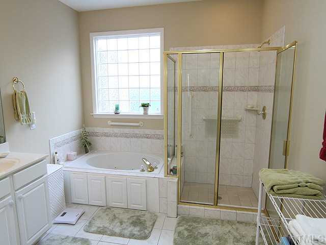 10016 Goodview Court Raleigh, NC 27613 - Photo 9 of 13 Master Bath/Spa
