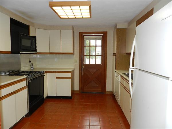17 Clough Street Springfield, MA 01118 - Photo 4 of 27