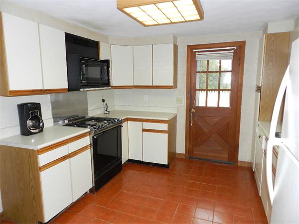 17 Clough Street Springfield, MA 01118 - Photo 6 of 27