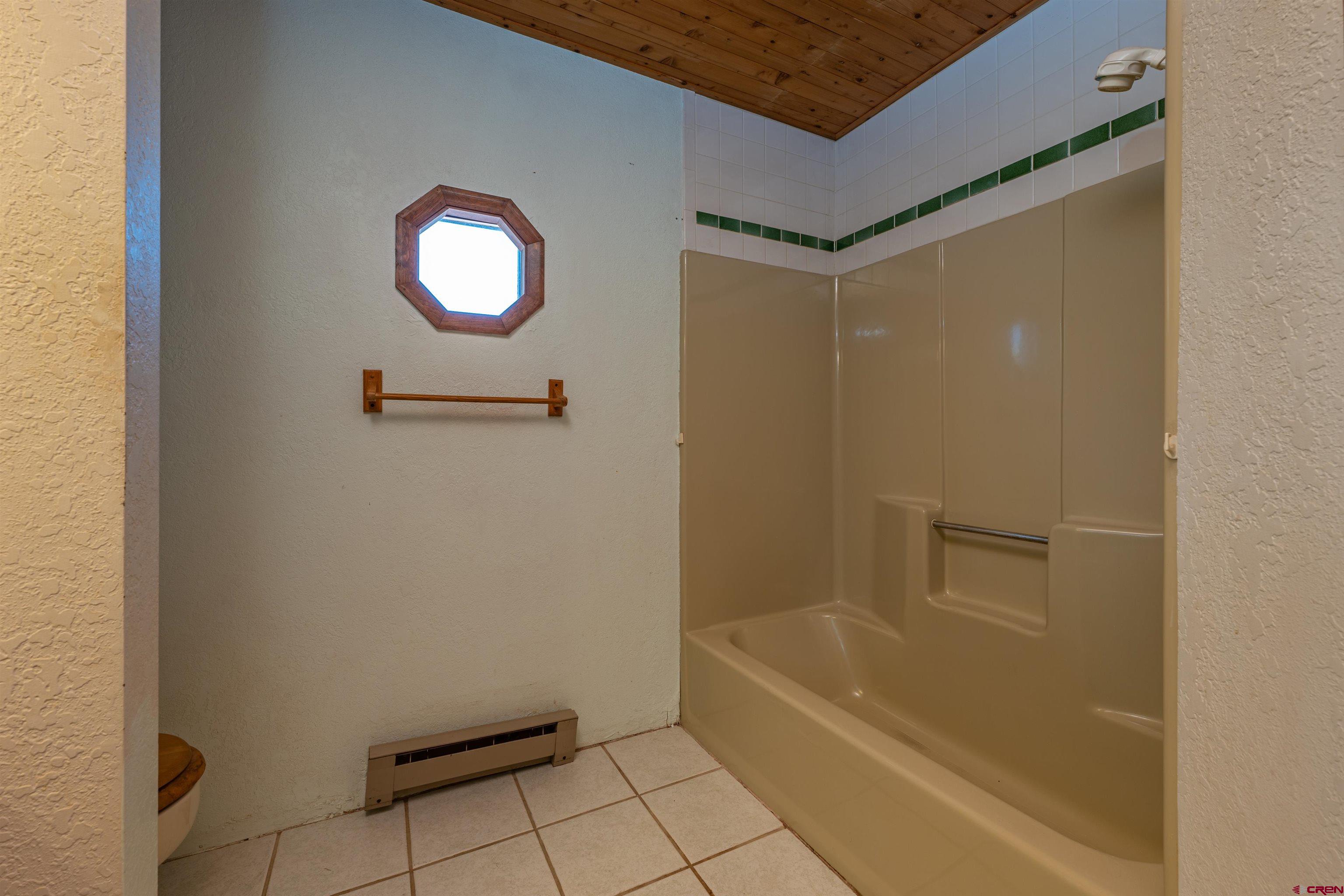 284 Willow Drive Durango, CO 81301 - Photo 19 of 35 a bathroom with a bathtub