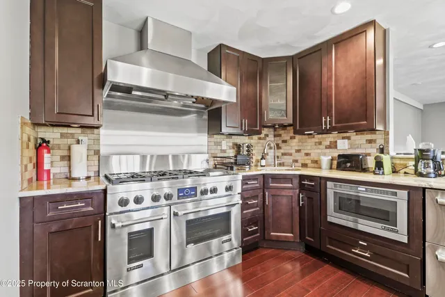 a en suite bathroom with a sink and a mirror