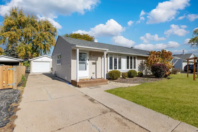 a view of a house with backyard and garden