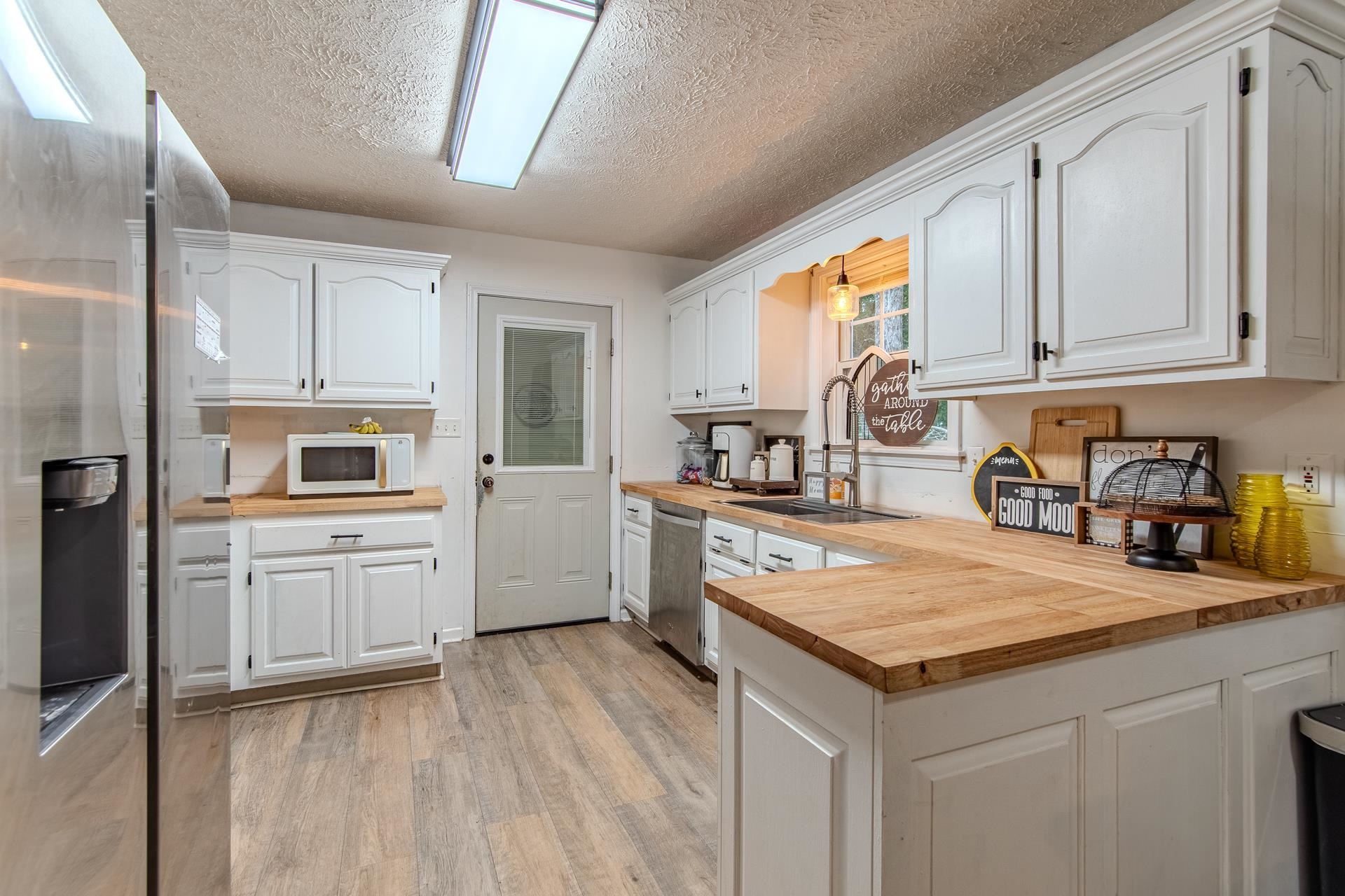 80 Tom Way Savannah, TN 38372 - Photo 11 of 33 a kitchen with granite countertop a stove top oven a sink dishwasher and a refrigerator with wooden cabinets