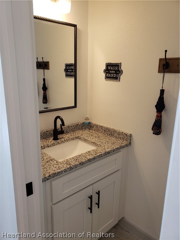 2247 West Longbottom Road Avon Park, FL 33825 - Photo 8 of 21 a bathroom with a granite countertop sink and a mirror