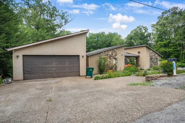 $355,900 | 6001 Felstead Road, Evansville, IN 47712