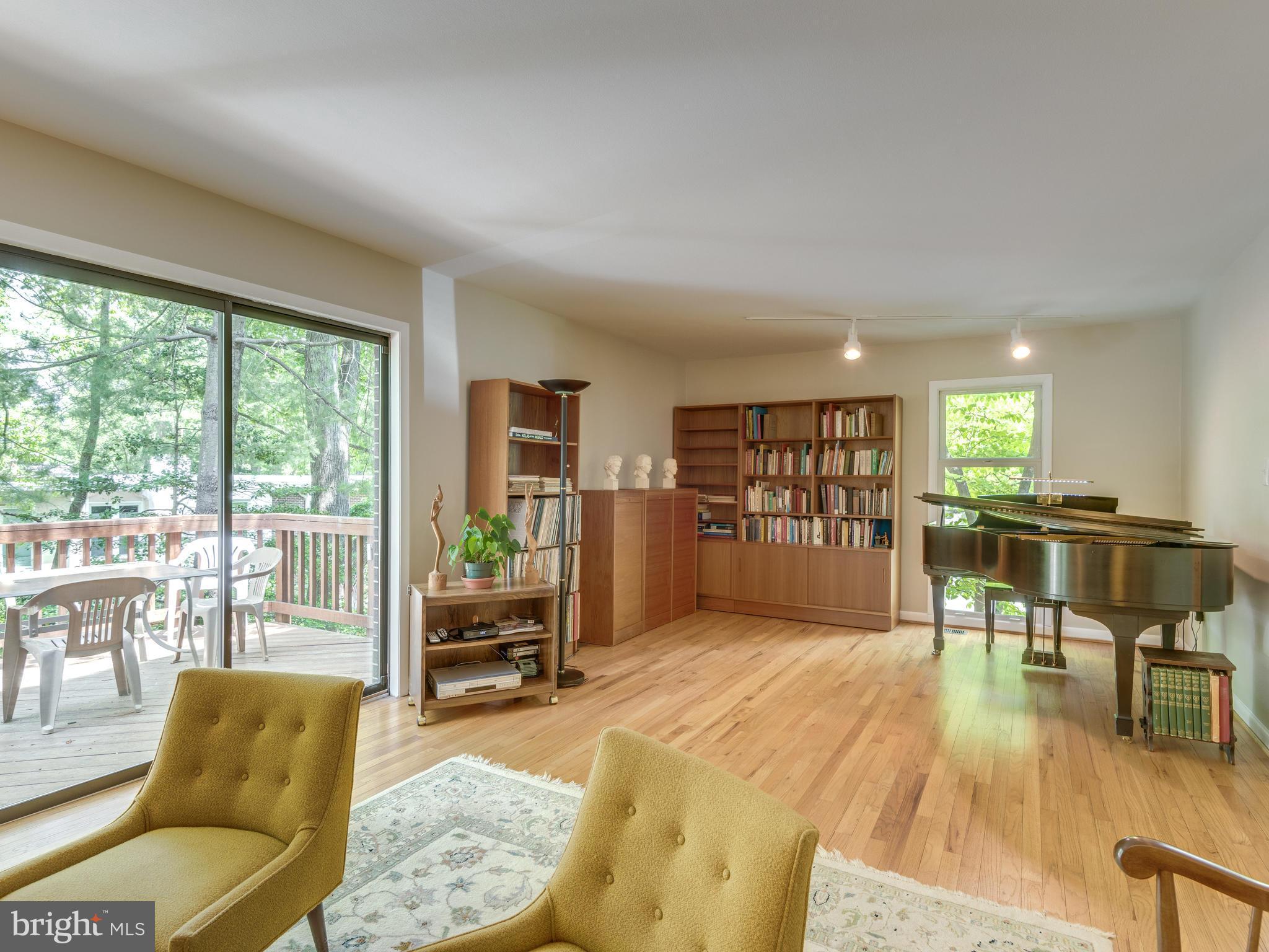 1672 Wainwright Drive Reston, VA 20190 - Photo 6 of 30 Living Room